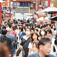 在神戶街頭可以見到市民戴上口罩，以防豬流感。