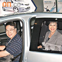 肥仔明坐喺司機位扮揸車，Miriam就扮乘客。