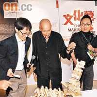 嚴迅奇（左二）舉行建築作品展，一眾友好撐場兼玩層層疊，左起為黃英琦、嚴迅奇、盛智文、胡恩威同楊敏德。