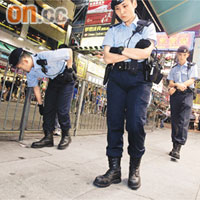 警員仔細在街上搜索證據。