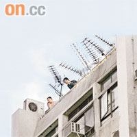 探員登上附近大廈由高空俯瞰調查。
