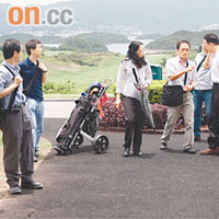調查人員抵達高球場了解事件。