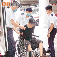 涉嫌襲警醉漢報稱受傷送院。