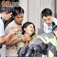 死者親人認屍時情緒激動。