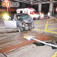 私家車橫掃欄杆及路牌後，橫亘路中。