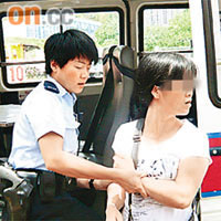 涉嫌藏有偽造身份證的內地女子被捕帶署調查。	羅慶輝攝