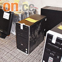 警方檢獲十部電腦，疑用作儲存「放數」資料。