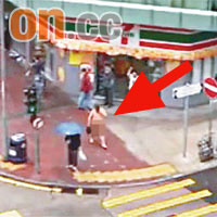 一名男子（箭嘴示）被三人威逼下，脫光衣服在上海街遊街示眾。