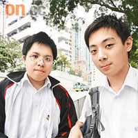 張同學（右）和勞同學（左）均有自備口罩，在進入學校時都會用酒精消毒劑洗手。