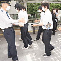 在東京，一群到議會大樓參觀的中學生均戴上口罩，並以消毒洗手液清潔雙手。	(Getty Images圖片）