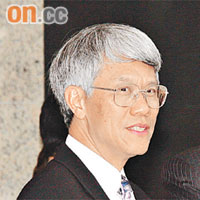 港府宣布任志剛（左）離任消息前，已成立三人小組遴選新人，更已推選包括特首辦主任陳德霖（右）在內的人接任。	資料圖片