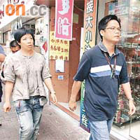 兩名旺角反黑組探員昨午到懷疑拍攝片段的順明大廈調查。	何天成攝