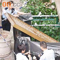 建築署提交本月初紅磡塌鐵閘壓死人調查報告撮要，承認拖延了三個多月始進行換閘工程。	資料圖片