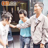 死者父親（右）與外孫女（左）痛哭。	洗耀華攝