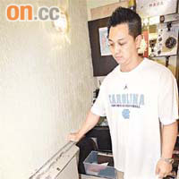 店東展示賊人無法撬開的夾萬。