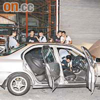 警員檢查被截獲私家車。