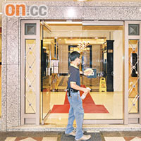 海逸豪園工人一小時兩度清潔大堂。	馮弋攝