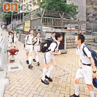 筲箕灣賽馬會診所　旁為慈幼學校，學生頓成高危傳染對象。 