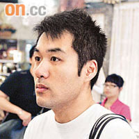 李先生（藥廠經理）一聽到已經好擔心，屋企安排咗好多清潔措施，包括用消毒藥水拖地，同埋少啲去患者可能去過的地方，好似商場內嘅食肆咁，以免增加感染機會。
