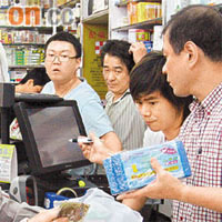 未待本港出現確診豬流感個案，市民已四出搶購口罩和消毒用品，加強防疫。	資料圖片
