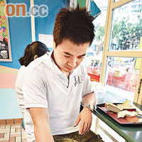 何先生展示疑是偽鈔的人民幣。
