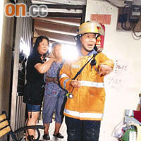 連場大雨，石埗村一村屋水浸，消防員接報到場。
