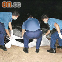 消防員將屍體拖上岸讓警方調查。