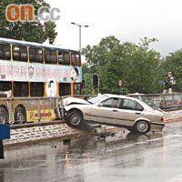 肇事房車失控剷上石壆。