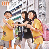 五百多名基督教臻美黃乾亨小學暨初中學校學生，無可避免受到影響。	資料圖片