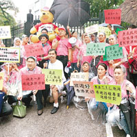 旅遊業界人士遊行至政府總部請願，要求救旅遊業。羅錦鴻攝