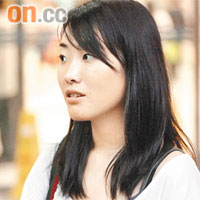 歐陽小姐客戶服務業：「 我住喺青衣南橋附近，政府應派多啲警員行必，最好裝埋閉路電視，等啲人唔好咁易去跳橋自殺。」