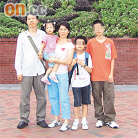 小虹一家曾到迪士尼樂園遊玩。