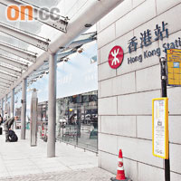 一家四口由機場乘機鐵到香港站，再轉乘的士回家。 資料圖片