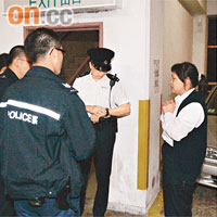 女保安員向警員提供資料時，仍露出驚慌神情。