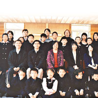 梁淑貞身兼基督教凱欣學校校長，圖為她與學校師生的合照。紅衣者為梁淑貞。