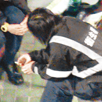 穿着制服的衞生署人員「蛇王」煲煙。 讀者提供