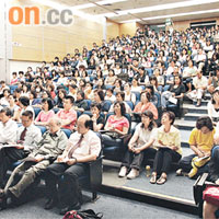 四百名智障學生的家長出席大會向教育局表達不滿。