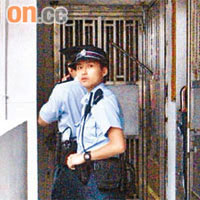 案發現場大門鐵閘曾被消防員撬開。