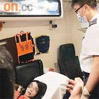 婦人咬臂自殘送院時仍激動。