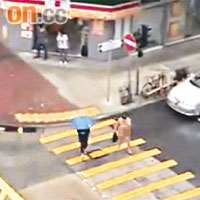 近日在網上熱播的男子被迫裸體遊街片段。	資料圖片