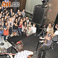 置地文華東方酒店酒吧邀請外國歌手KELLY CLARKSON到場演唱，現場氣氛熱鬧。