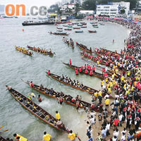 赤柱龍舟競賽屬全港最大型，有逾二百支參賽隊伍，圍觀市民擠滿岸邊。