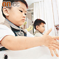 兒童要學習勤洗手，預防手足口病。	資料圖片