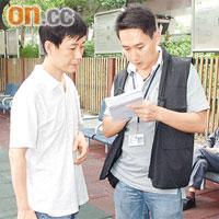 探員在現場附近向街坊查問。