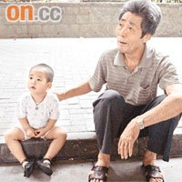 敖伯拖着兩歲孫兒行經現場，坦言擔驚受怕。