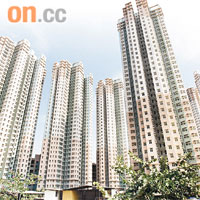 政府○三年答應紅灣半島發展商提出折讓一半補地價，被立法會議員批評最終令對方賺大錢。