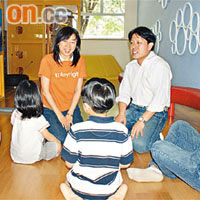 王見好（左三）與小朋友玩群體遊戲拋手巾，指出此類遊戲有助兒童發展。