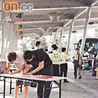 衞生署在落馬洲管制站設長桌供入境旅客填報健康狀況。