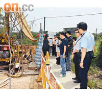 港鐵日前在菜園村設置機器探土，遭村民指摘「偷步」施工。