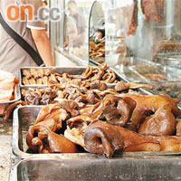 東門<br>內地的滷水豬頭肉、豬耳隨處出售，港人購買食用須小心。